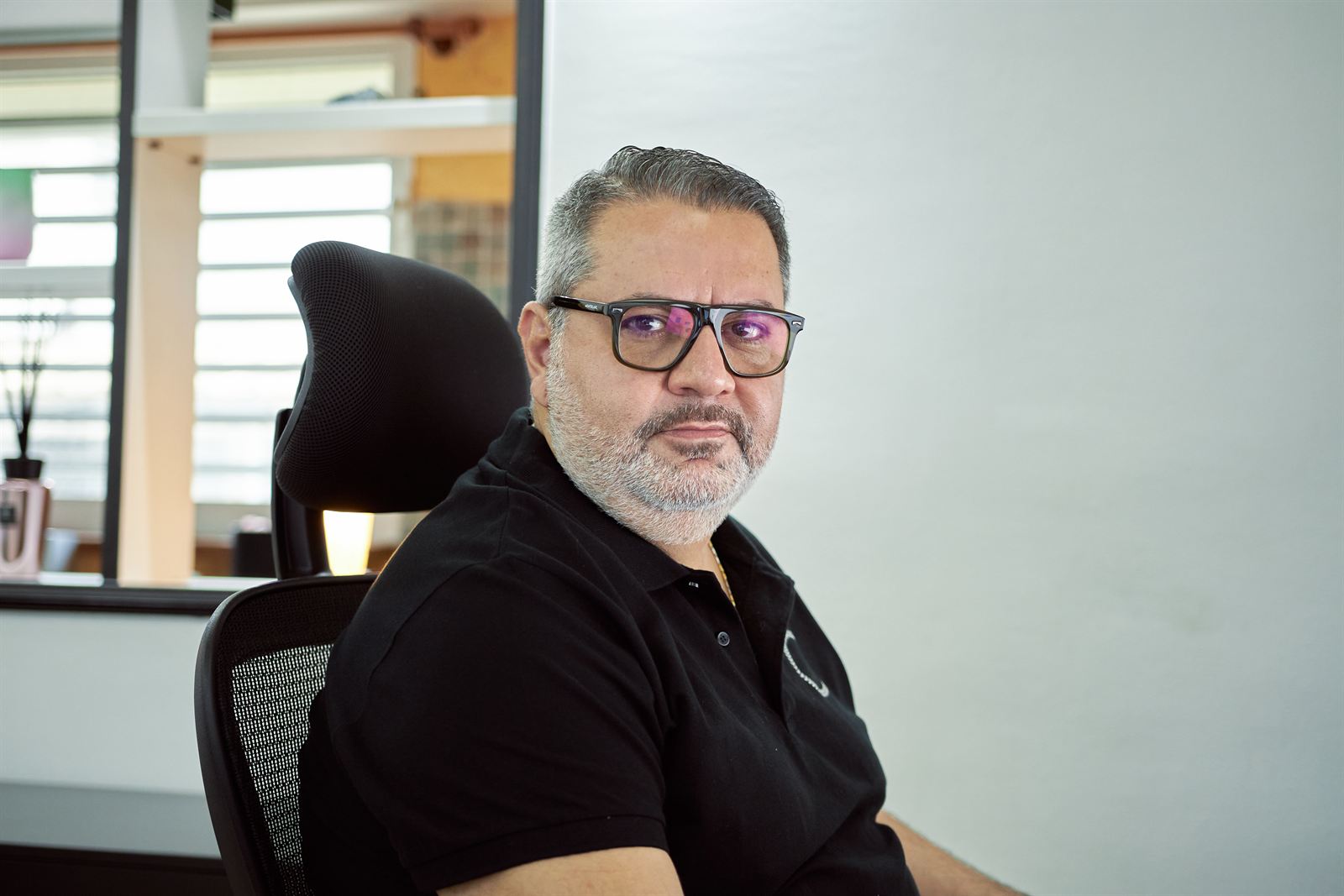 Ghassan Rizk à son bureau, devant ses écrans