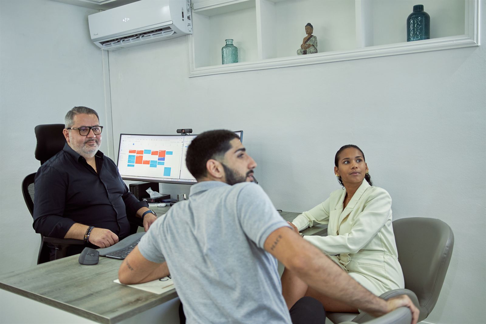 Séance de travail au bureau CADOR avec deux dirigeants