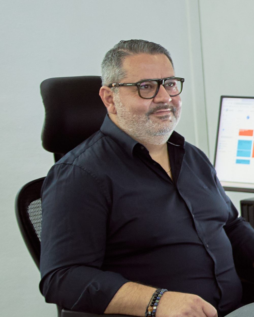 Ghassan Rizk, souriant, à son bureau