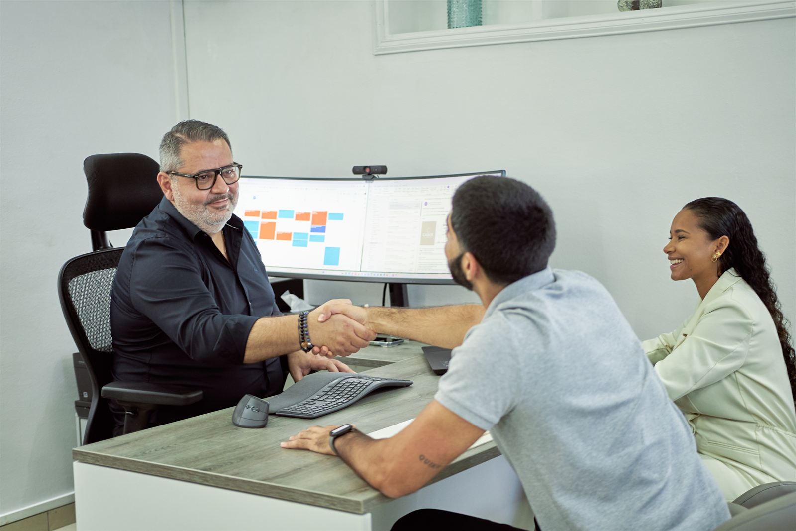 Poignée de main au bureau CADOR après une séance de travail