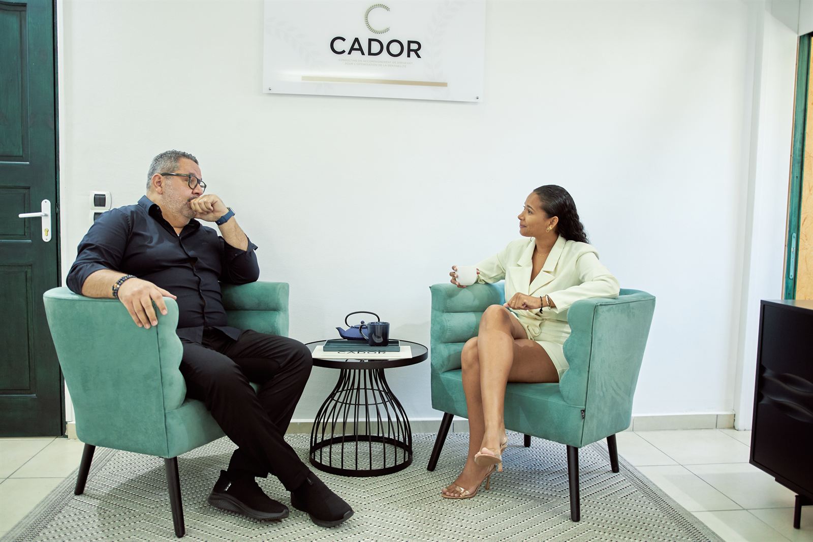 Ghassan Rizk échange avec une dirigeante dans le salon du bureau CADOR