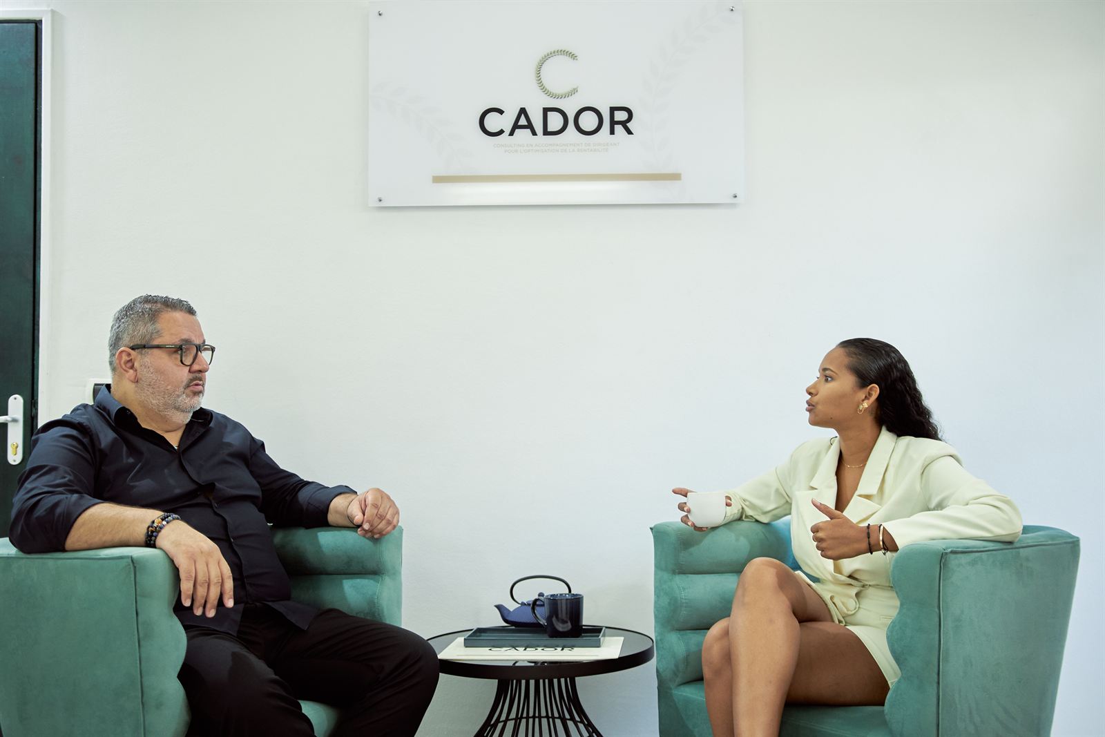 Le salon du bureau CADOR : Ghassan Rizk échange avec une dirigeante